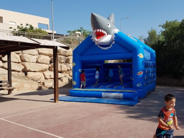 טירת קפיצה-כריש מתנפחים לילדים - טירת קפיצה כריש